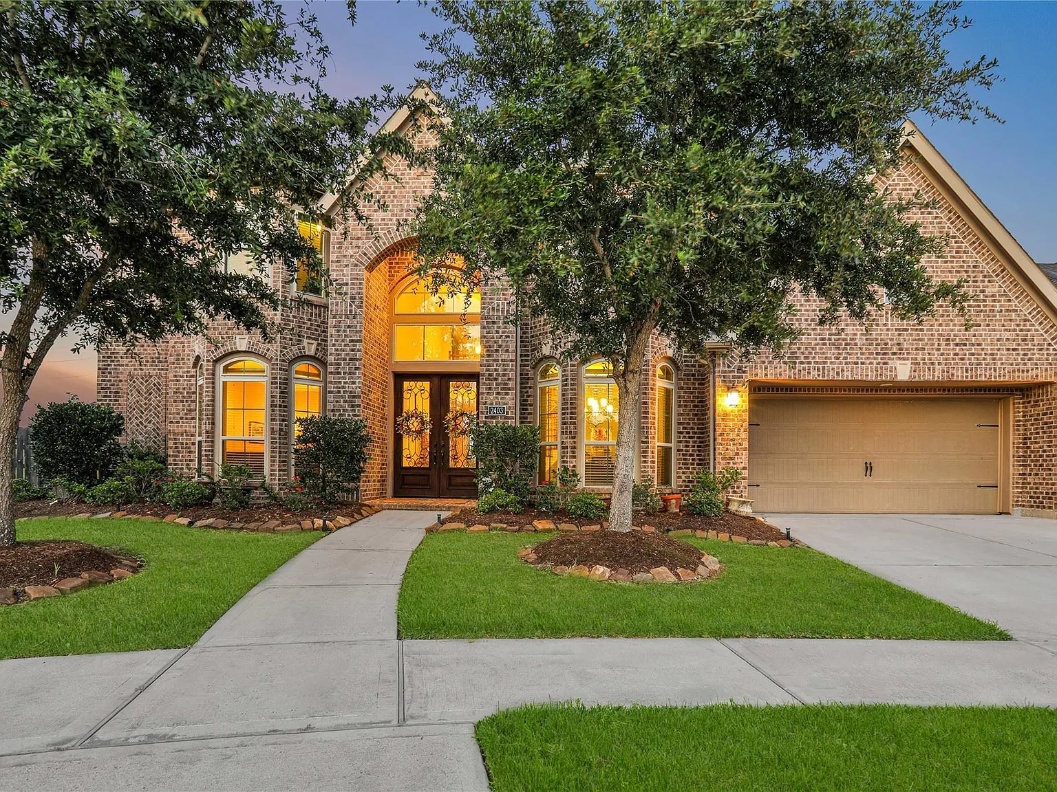 5 bed, 4.5 bath, 4458 sqft, $3,995 — Photo 1