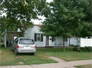 702 9th St, Camanche, IA 52730