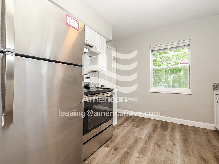 823837_007_kitchen_8.jpg