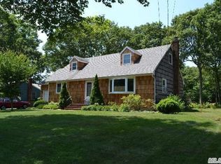 16 Woodbine Ln, East Moriches, NY 11940