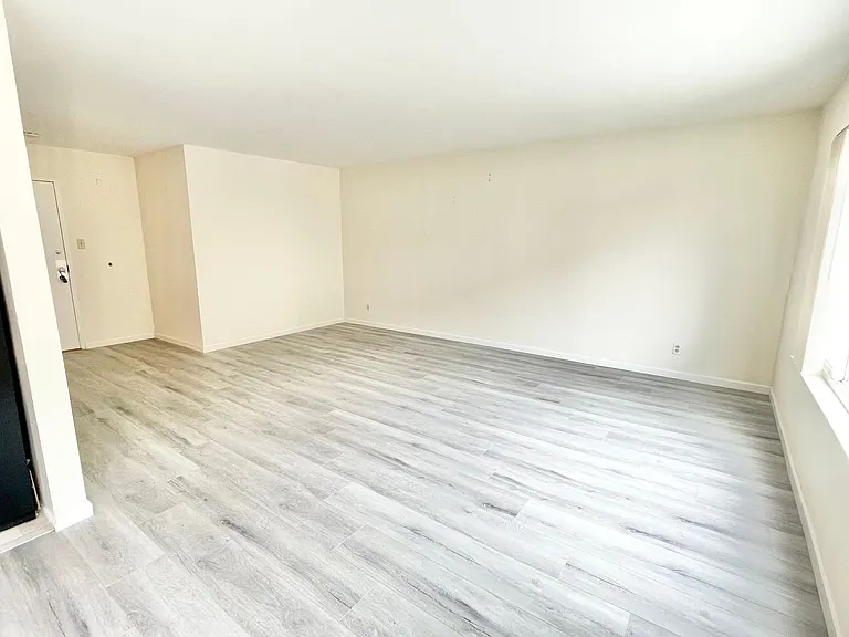 123 (470 Warren) — Photo 3