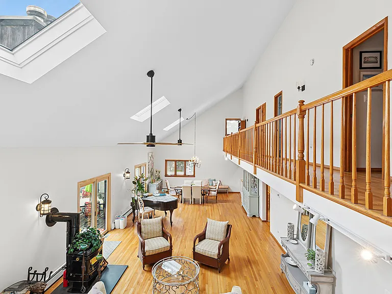 624 Noyack Rd — Photo 2