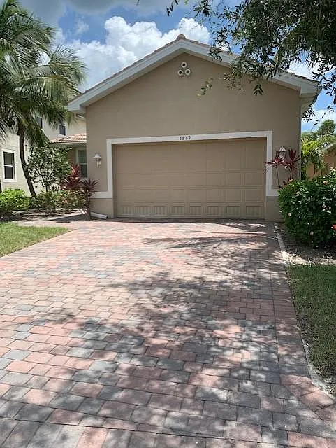 3 bed, 2060 sqft, $2,950 — Photo 2