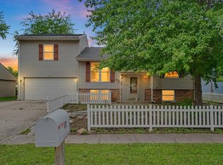 904 Fairoaks Dr, Champaign, IL 61821