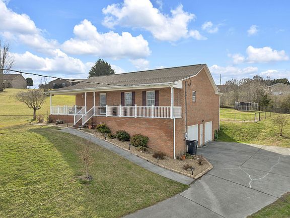 3rd image of 1903 Creekside Cir