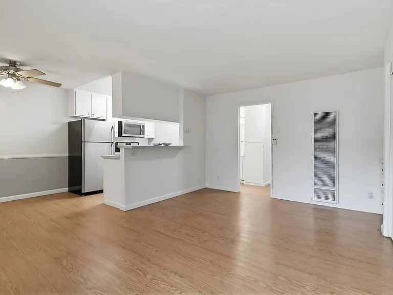 Palms Apartments — Photo 8