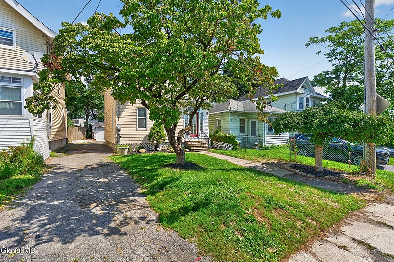 3rd image of 7 Lawn Avenue