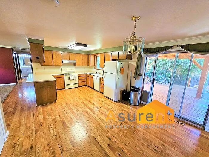 3 bed, 2.0 bath, 1600 sqft, $2,200 — Photo 2