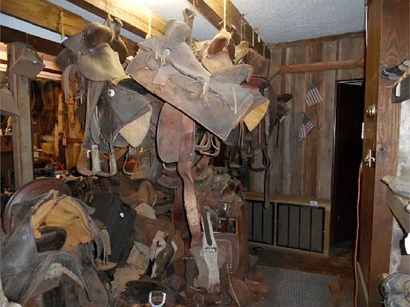 5th image of 727 W Main St