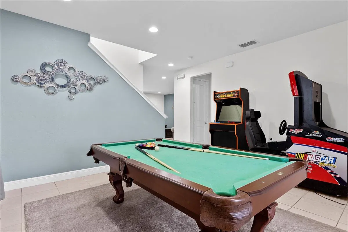 6 bed, 2900 sqft, $4,500 — Photo 1
