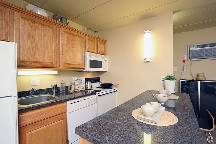 Open Kitchen w/ Breakfast Bar