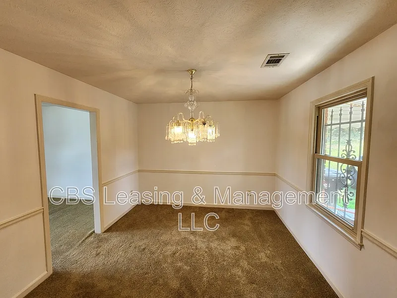 4 bed, 2.5 bath, 2024 sqft, $1,800 — Photo 4