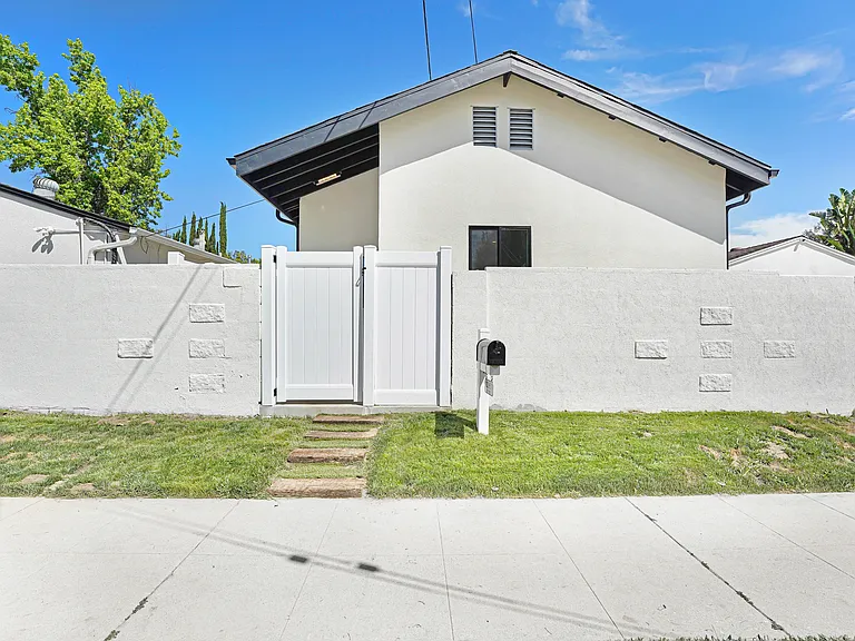22651 Baltar St — Photo 4