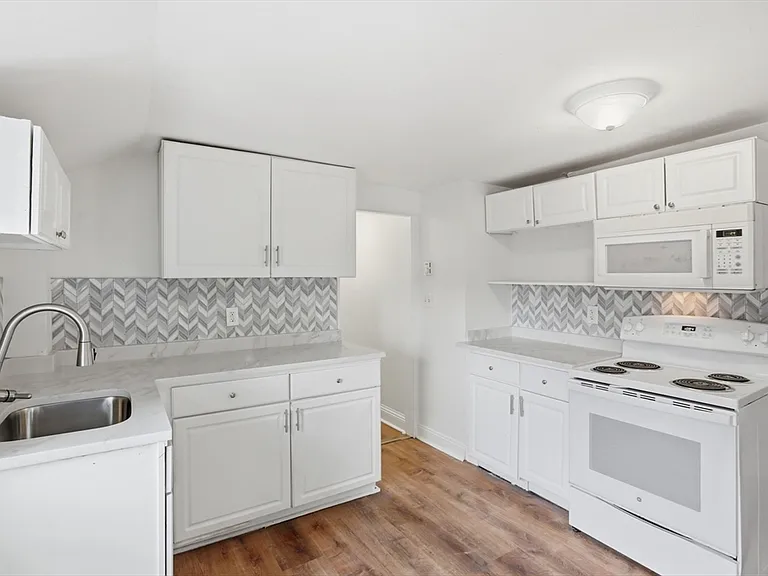 121 Glendale St #3 — Photo 13