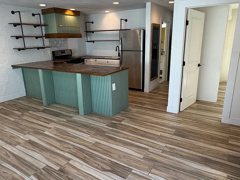 !! Move-In Special !! Cozy Carson Back House With Skylights & Washer/Dryer — Photo 1