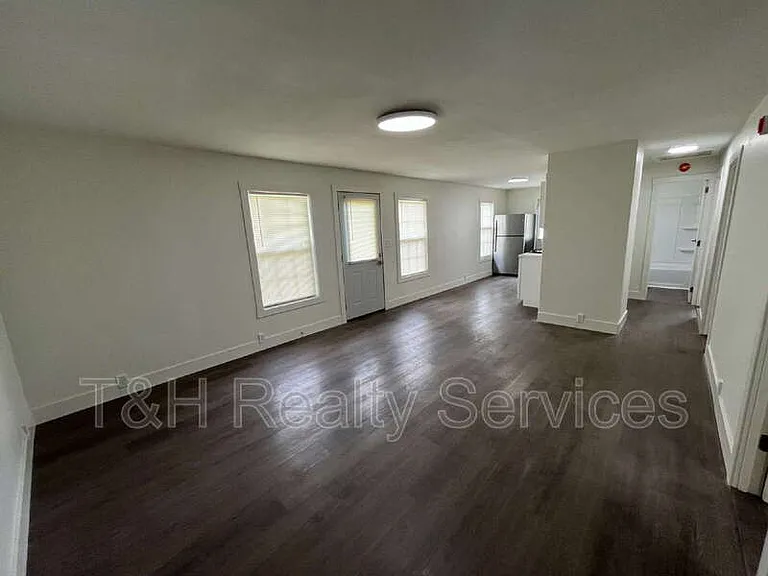 1124 S East St — Photo 4