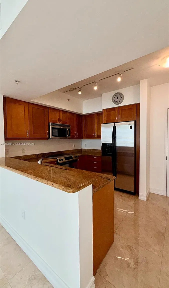 Duo Condominium East — Photo 2