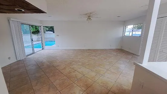17501 Victory Blvd — Photo 1