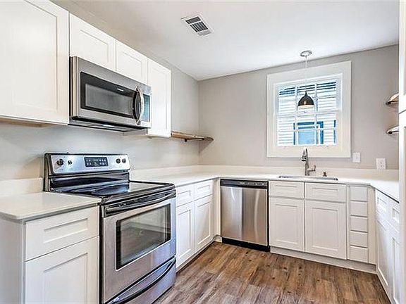 4th image of 1009 W Charles St