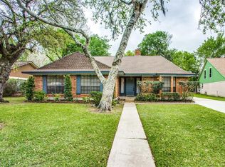 67 Bayberry Ct, Lake Jackson, TX 77566