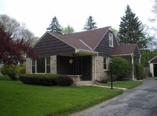 2324 N 102nd St, Wauwatosa, WI 53226