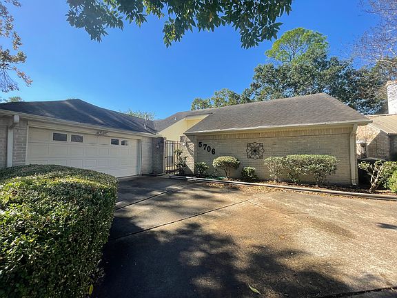 Front and drive way of the beautiful home.