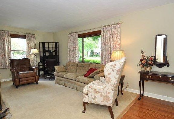 5th image of 324 Washington Ct