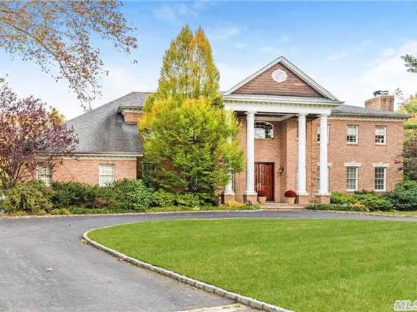 82 Woodhollow Rd, Roslyn Heights, NY 11577