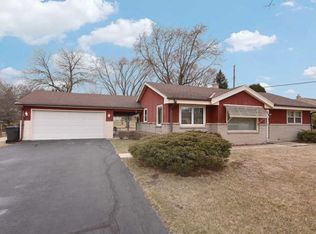 3841 S Sunny Ridge Ln, New Berlin, WI 53151