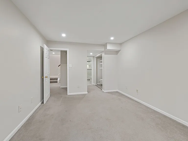 1853 N Uhle St — Photo 17