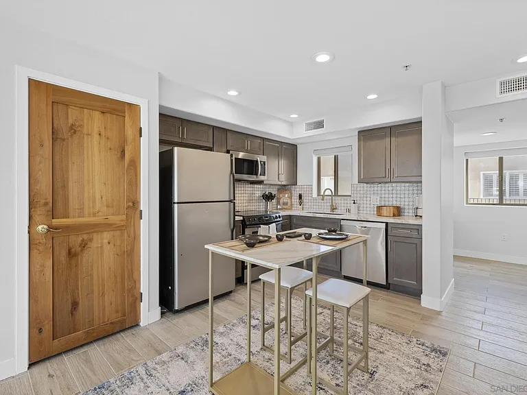 801 W Hawthorn St W #409 — Photo 3