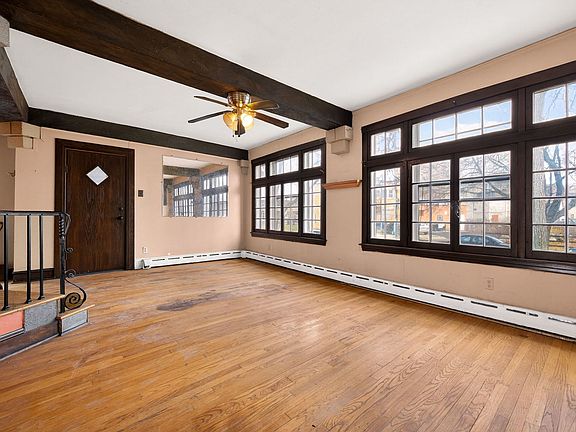2nd image of 5832 N Sacramento Ave