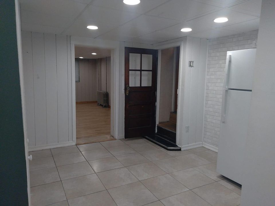 2nd image of 1949 Hobart Ave Floor 1
