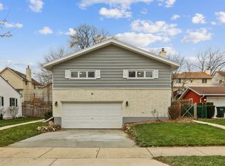 74 Grove Ave, Glen Ellyn, IL 60137