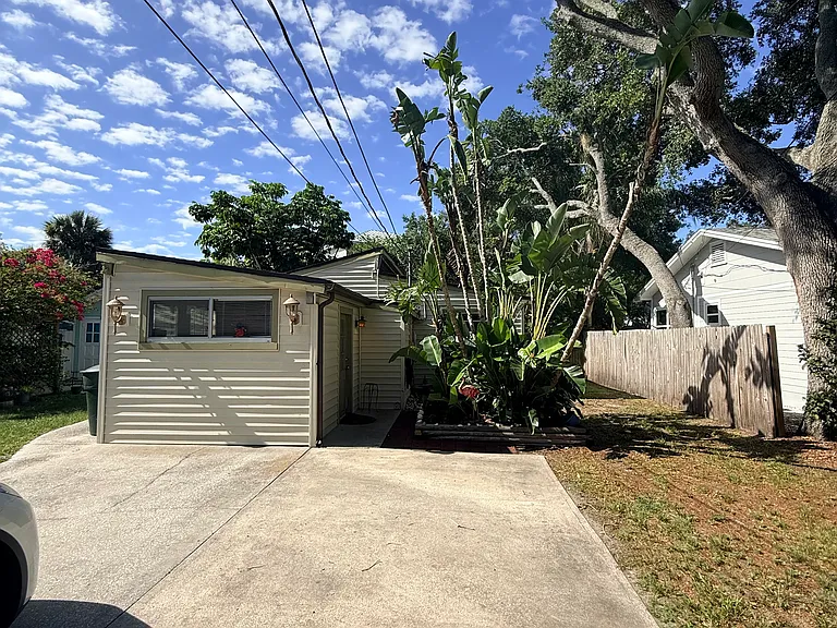 727 Bay St — Photo 1