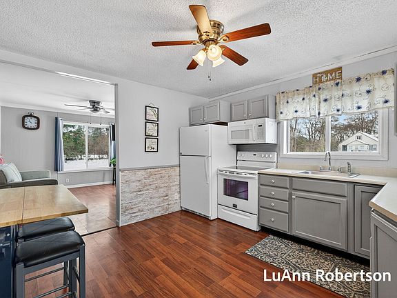 3rd image of 12838 Lincoln St