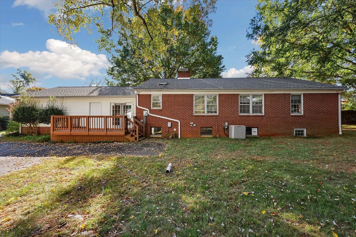 3 bed, 1384 sqft, $1,850 — Photo 3