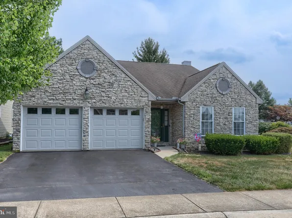 1801 Meadow Ridge Dr, Hummelstown, PA 17036