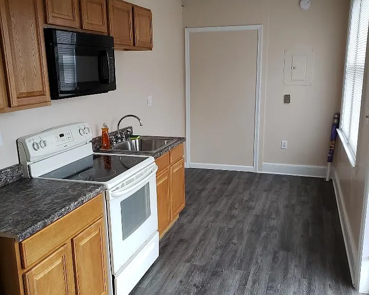 326 Broad St #1 — Photo 4