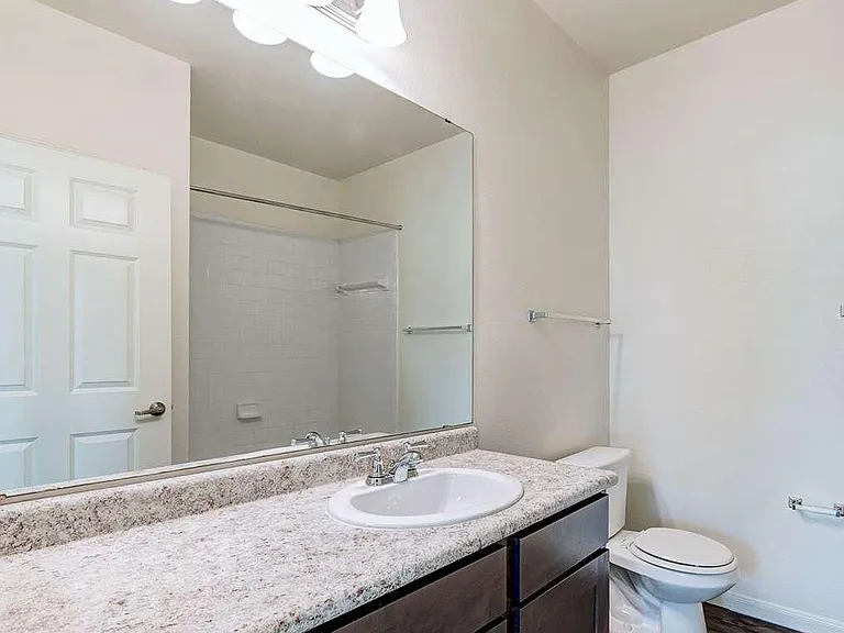 Live Oak Apartments — Photo 10