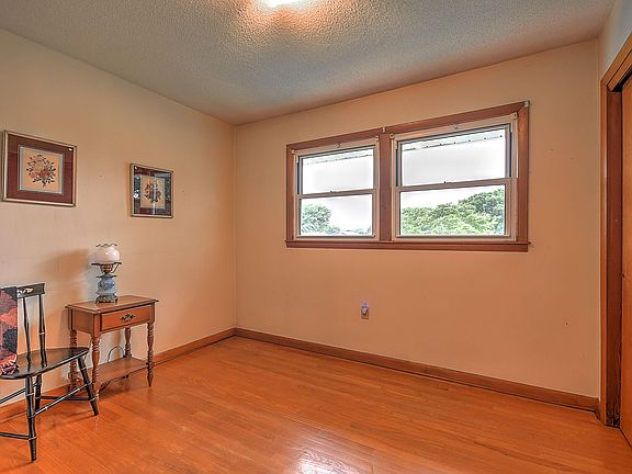 4th image of 216 Ash Ln
