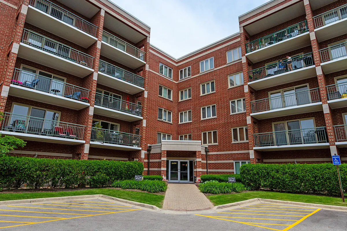 Primary Photo - 6400 W Berteau Ave #502