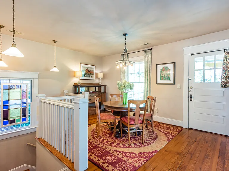 Dining room
+Dining for 4