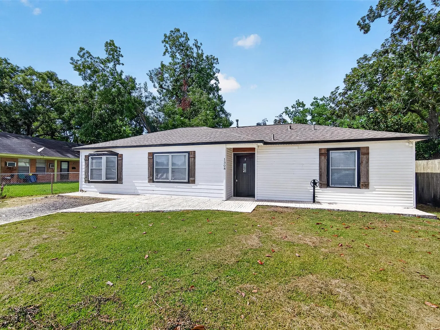 3 bed, 2.0 bath, 1298 sqft, $2,050 — Photo 2