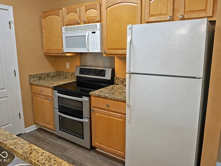 12914 University Cres #2B — Photo 2