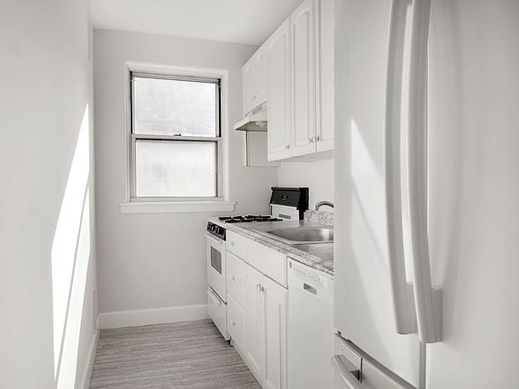 5th image of 201 E 37th St APT 10B