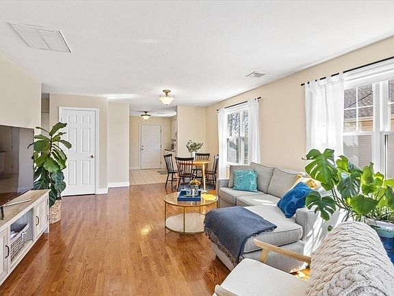 3rd image of 468-470 Sea St