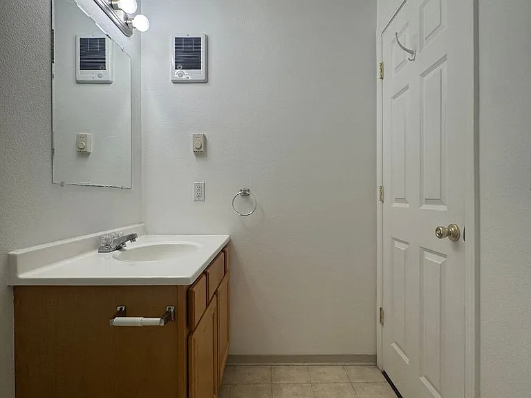 543 Hanover St — Photo 6
