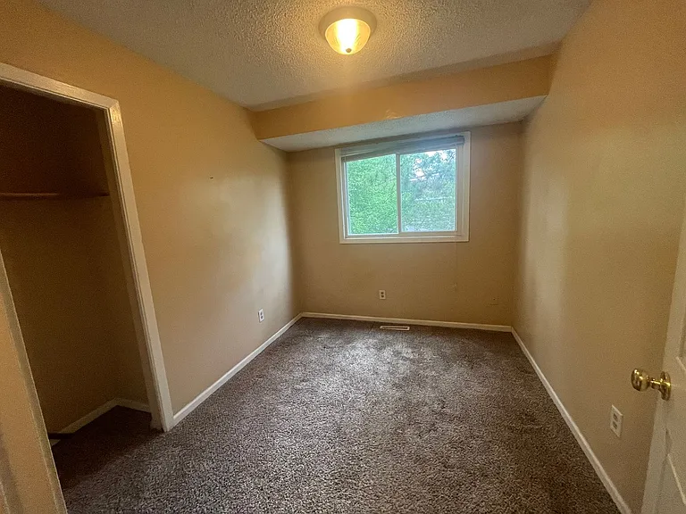 900 Wescott Sq — Photo 9
