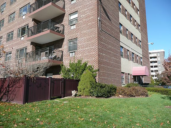 4th image of 100 Diplomat Dr APT 1M